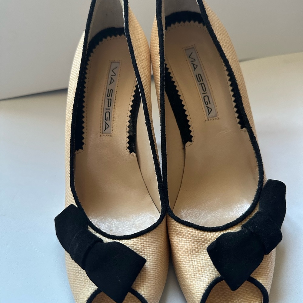 Via Spiga Women's Tan and Black Bow Heels Pre-owned some details.